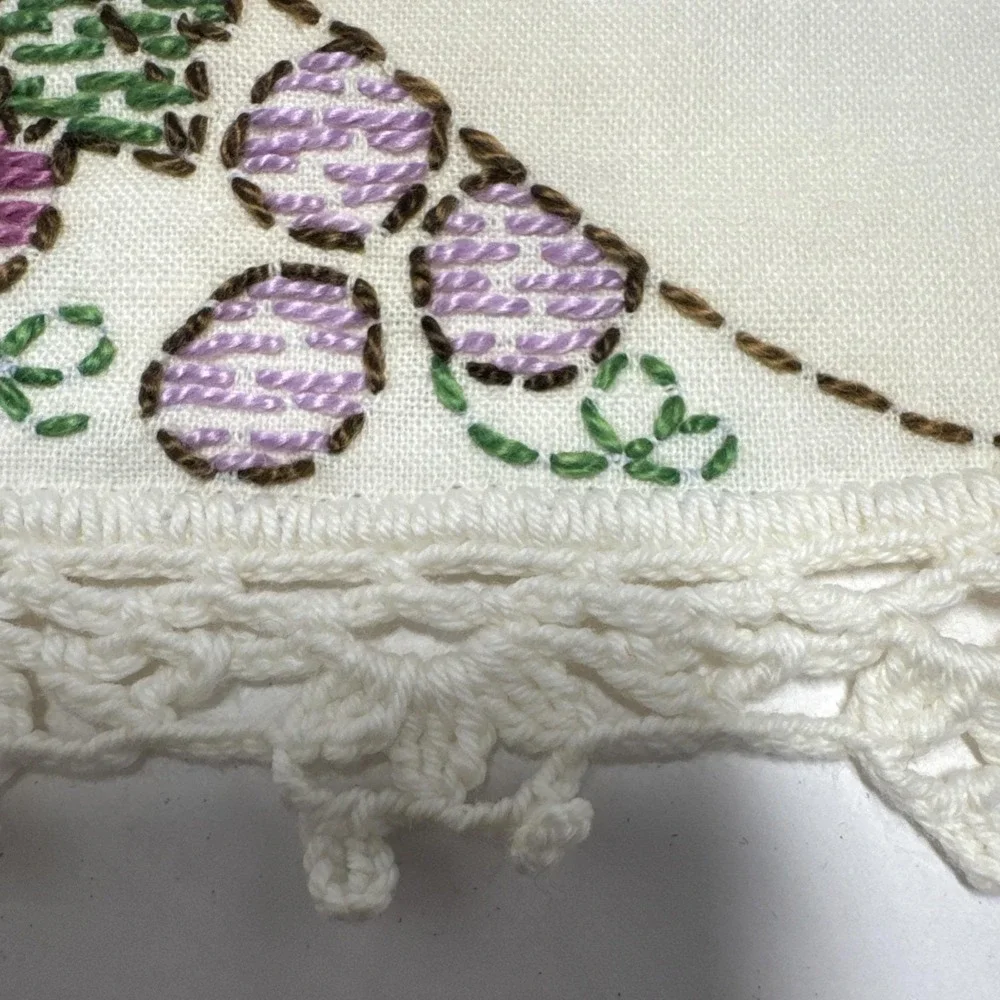 Vintage‎ Hand Embroidered Grape Linen Placemats Crochet Lace Trim Set of 4 White